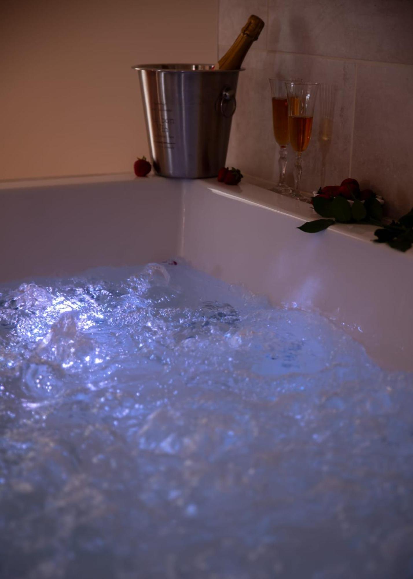 Le Mas Aux Amoureux , Suite Romantique Et Spa Le Barcarès Екстериор снимка